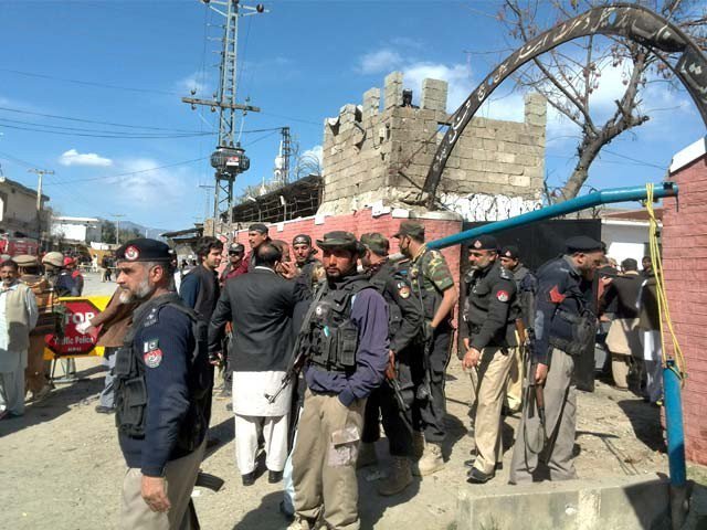 چارسدہ کی عدالت پر دہشتگردوں کے حملے میں 6 افراد جاں بحق اور 30 سے زائد زخمی+ تصاویر
