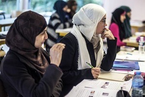 استطلاع رأي يكشف أن نصف الروس مع إلغاء "حظر الحجاب" في المدارس 