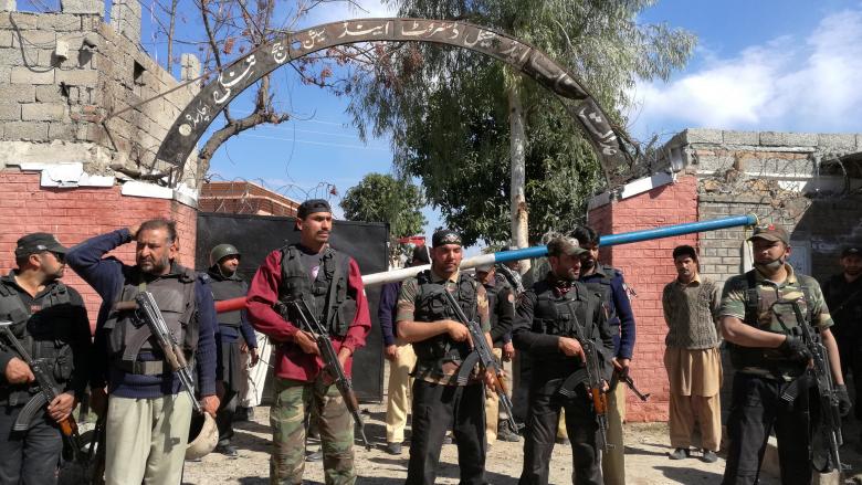 Suicide bombers kill five, injure 20 in attack Pakistani court 