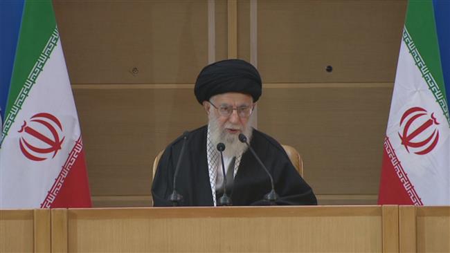 Imam Khamenei grants keffiyeh to Iraqi activist 