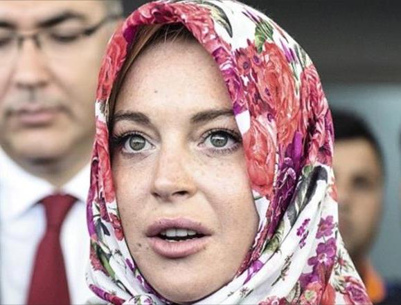 "ليندسي لوهان" تكشف عن تعرضها للتمييز العنصري في مطار بلندن!