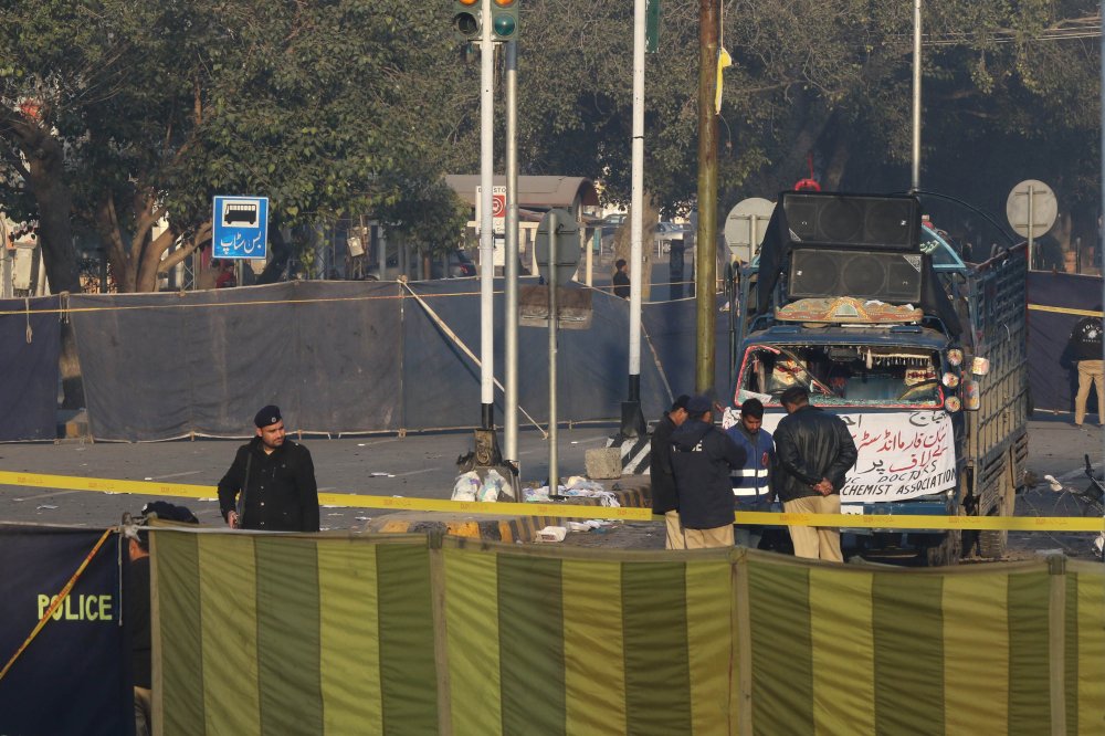 انفجار قنبلة بحي تجاري يسفر عن مقتل وجرح 28 شخصا بلاهور الباكستانية