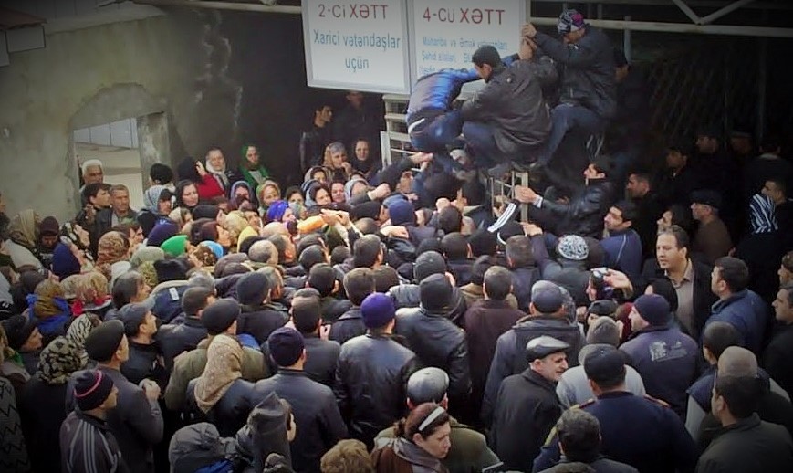 Astara gömrüyündə növbədə: “Bura cəhənnəm qapısıdır”/FOTO