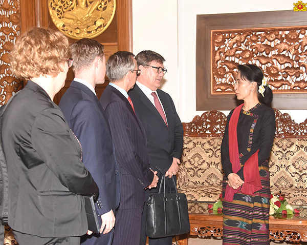 ေဒၚေအာင္ဆန္းစုၾကည္ႏွင့္ သံတမန္အခ်ိဳ႕ ေတြ႕ဆံုေဆြးေႏြး