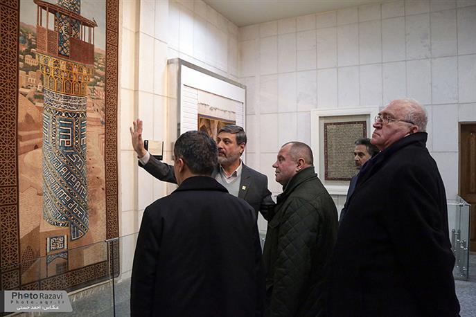 Die Wissenschaftskommission der Universität Warschau besuchen das Museum und die Bibliothek des heiligen Schreins von Imam Reza 