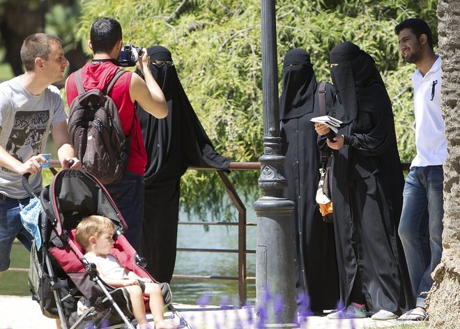 Fiscalía Barcelonesa ha Pedido Dos años y Medio de Cárcel para Dos individuos Acusados de Agredir a una Pareja Musulmana 