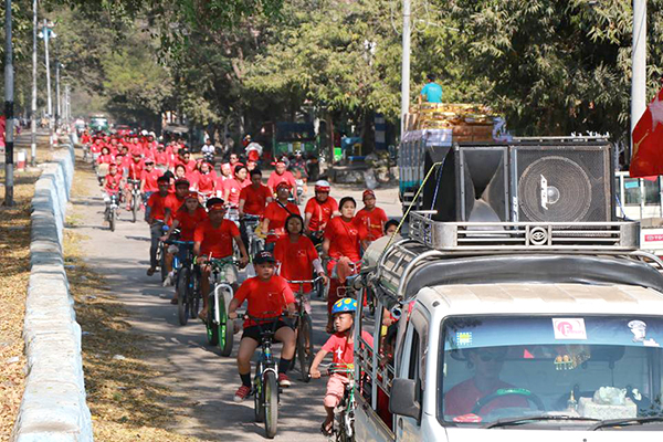 ၾကားျဖတ္ေရြးေကာက္ပြဲတြင္ ဒီခ်ဳပ္ပါတီ ေအာင္ႏိုင္ေရး မံုရြာေဒသခံ ၁၀၀ ခန္႔ စက္ဘီးစီးၿပီး မဲဆြယ္