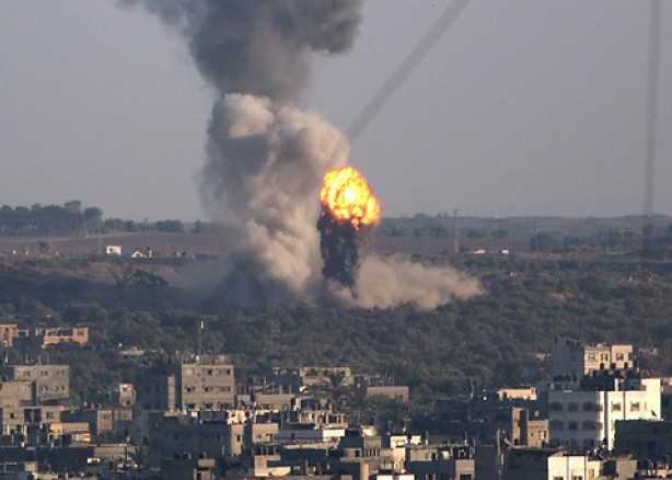 الاحتلال الاسرائيلي يقصف مواقع المقاومة الفلسطينية في قطاع غزة