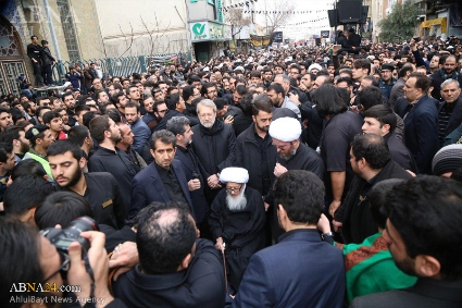 المرجع صافي الكلبايكاني ووحيد الخراساني يشاركان مشياً على أقدام في ذكرى استشهاد السيدة الزهراء (ع) + صور