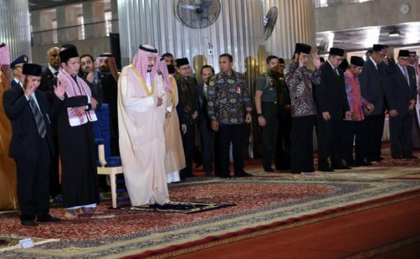 Didampingi Presiden Jokowi, Raja Salman Salat Tahiyatul Masjid di Istiqlal