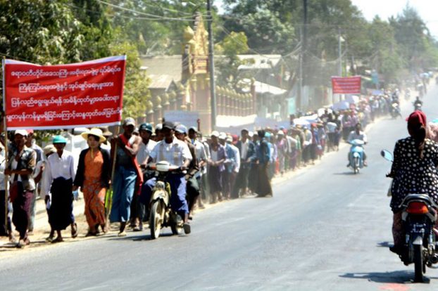 ရပ္ေက်းအုပ္ခ်ဳပ္ေရးမႉးအား တာဝန္မွရပ္စဲသည့္အေပၚ မေက်နပ္၍ ေဒသခံမ်ား ဆႏၵျပ