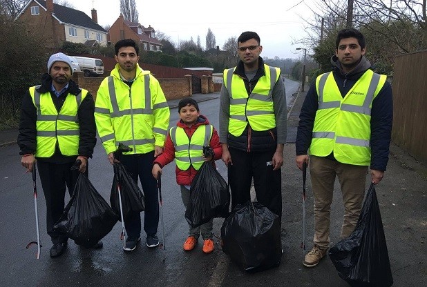 Young Muslims help keep Britain's streets, parks clean