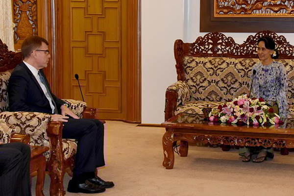 ေဒၚေအာင္ဆန္းစုၾကည္ႏွင့္ ADB ဘဏ္ ဒုဥကၠ႒ ဖံြ႕ၿဖိဳးတိုးတက္ေရးဆုိင္ရာ ပူးေပါင္းေဆာင္ရြက္ရန္ ေဆြးေႏြး