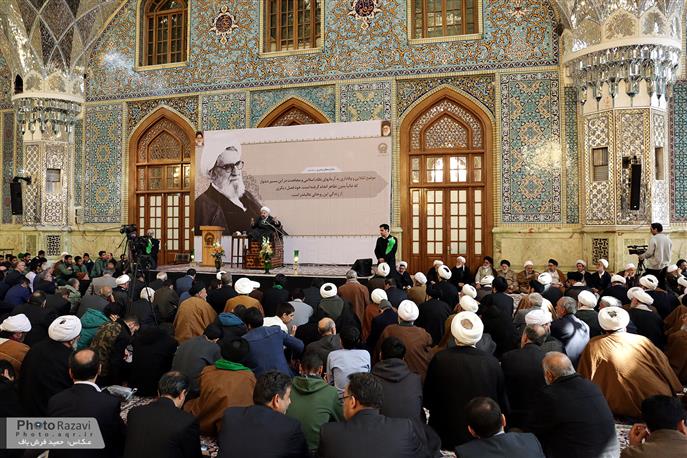 Versammlung anlässlich des Todesjubiläums von Ayatollah Tabbasi im Schrein Imam Rezas 
