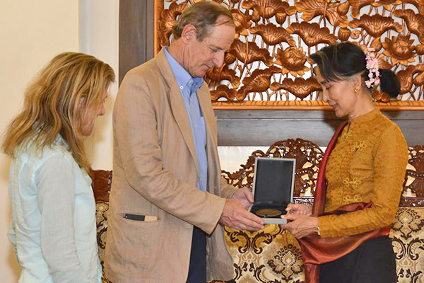 ေဒၚေအာင္ဆန္းစုၾကည္အား ၁၉၉၅ က ခ်ီးျမႇင့္ခဲ့သည့္ ဒီမိုကေရစီဆုတံဆိပ္ကို IAPC အဖဲြ႕က လာေရာက္ေပးအပ္