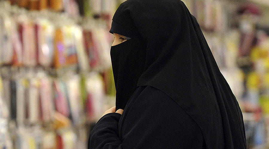 Wanita Arab Saudi Dibenar Tak Pakai Jubah Wanita Arab Saudi Dibenar Tak Pakai Jubah