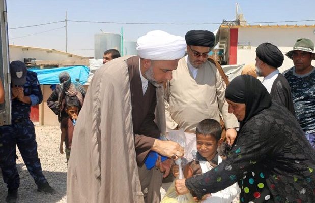 مكتب المرجعية الدينية يوزع 5000 الاف سلة غذائية بين نازحي الموصل