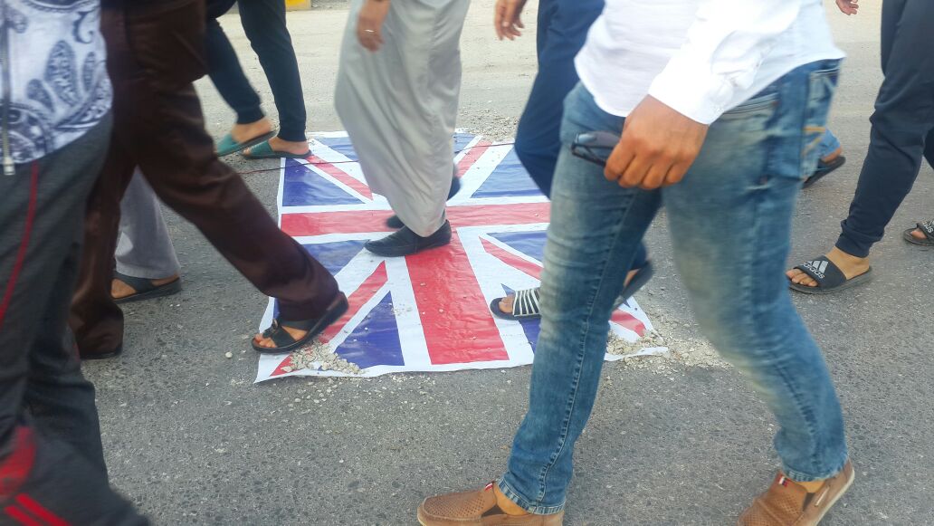 المتظاهرون في البحرين يدوسون على العلم البريطاني: شريك الخليفيين في القتل والتضليل