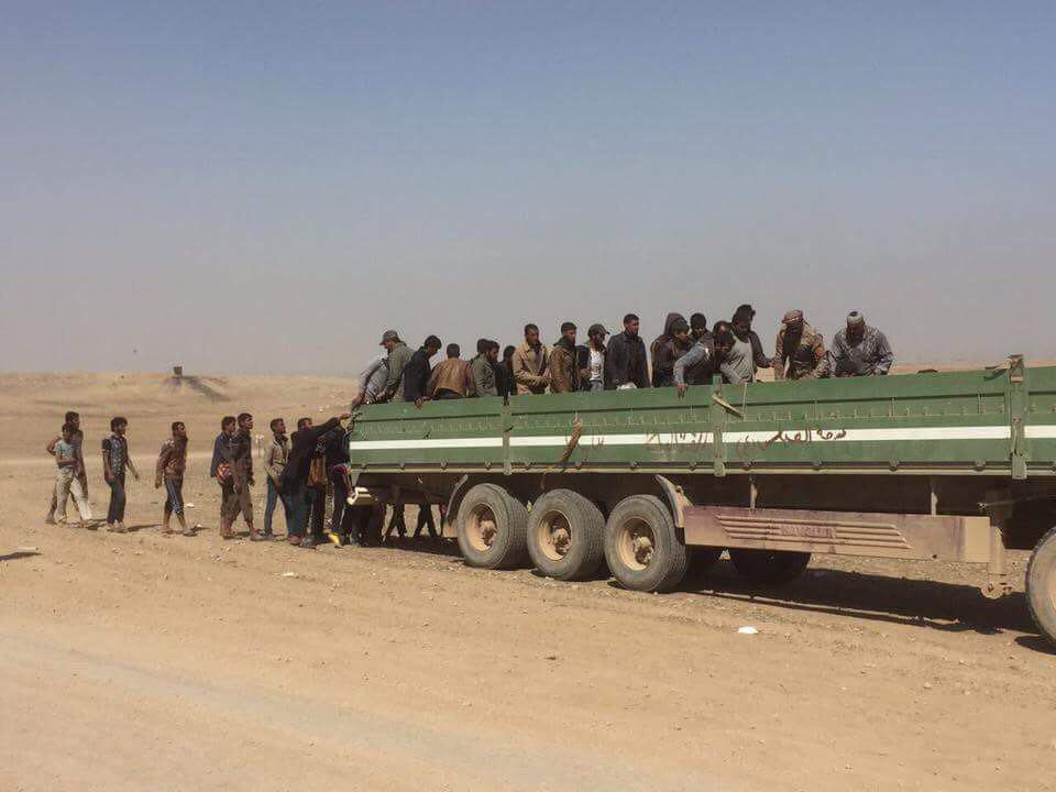 فرقة العباس القتالية تغيث النازحين من الموصل+(صور)