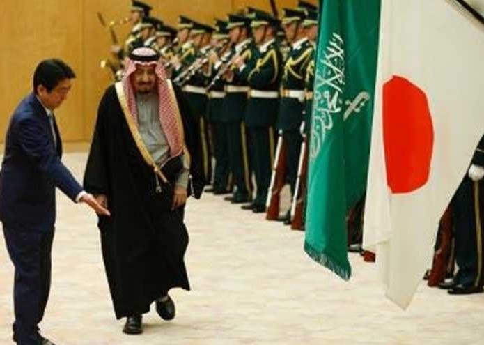 فيديو / موقف محرج لرئيس الوزراء الياباني اثناء استقبال ملك سلمان