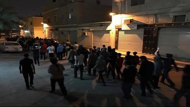 Bahraini forces struggle with people as they support Sheikh Isa Qasim