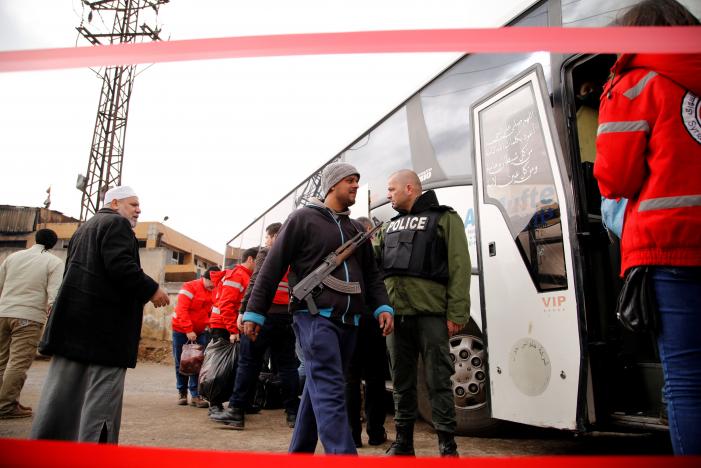 Syrian militants, families begin leaving Homs district 