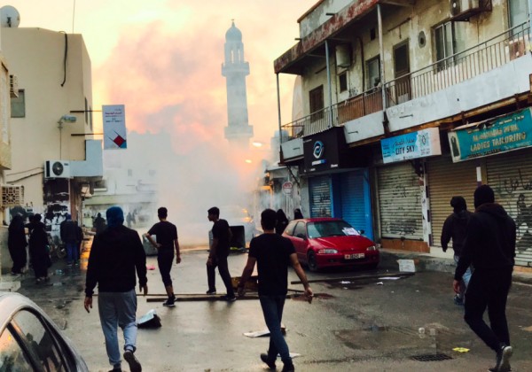 قوات النظام تطلق قنابل الغاز على مشيعي الشهيد "محمد سهوان" في البحرين+(صور)