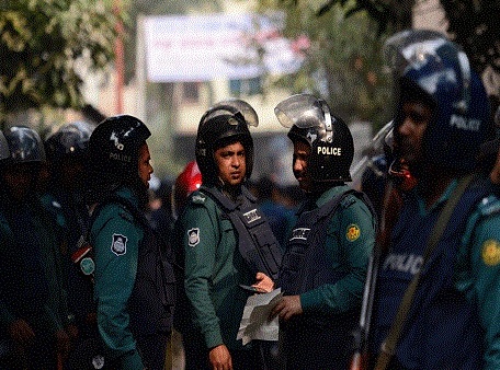 الشرطة تقتل تكفيريا يحمل مواد ناسفة في بنجلادش
