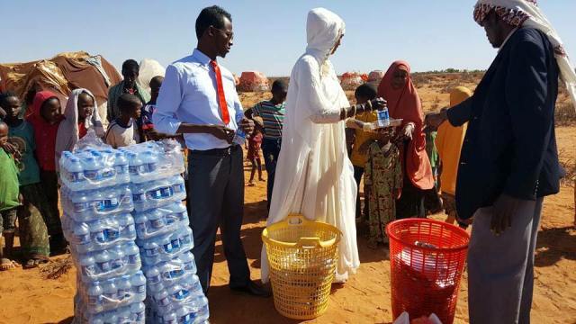 Muslim couples choose charity over lavish wedding / Pics