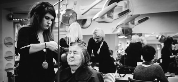 Friseurin weist Frau mit Kopftuch ab