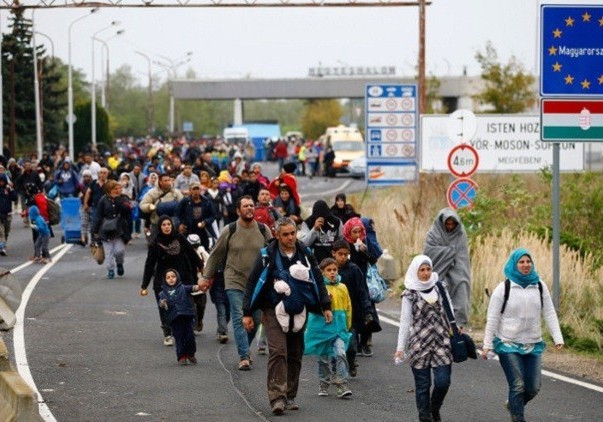 أكثر من 350 لاجئاً يصلون من تركيا إلى الجزر اليونانية بشرق بحر إيجه