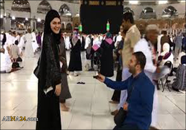 نشطاء ينتقدون طريقة شاب تركي للتقدم للزواج من فتاة أمام الكعبة + (صور)