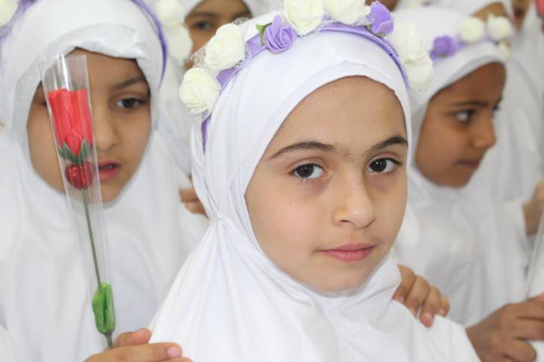 العتبة الحسينية تشارك في مراسم تتويج 40 يتيمة بحجاب السيدة الزهراء (ع)+(صور)