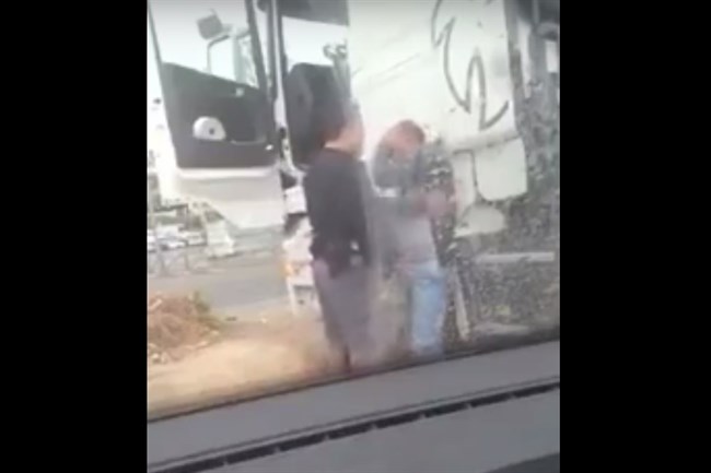 Zionist policeman violently assaulting Palestinians in Jerusalem