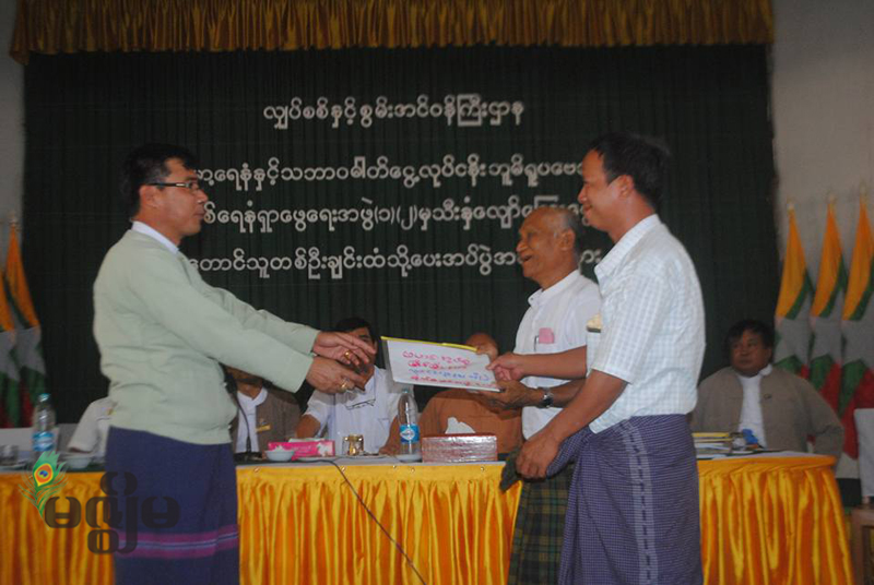 ေရနံ႐ွာေဖြစဥ္ ပ်က္စီးသြားသည့္ သီးႏွံမ်ားအတြက္ ျမန္မာ့ေရနံမွ ေလ်ာ္ေၾကးေငြေပးအပ္