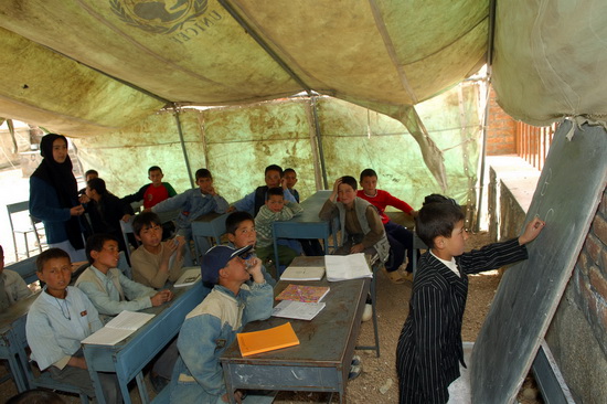 منظمة تحذر من أن أكثر من 400 ألف تلميذ سيضطرون لترك المدرسة في أفغانستان