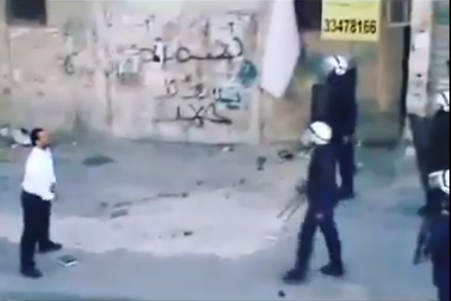 فيديو / مواطن بحريني يصرخ في وجه الاجهزة الامنية ويصفهم بالمجرمين