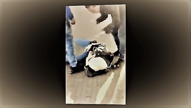 “Гәрб мәдәнијјәти”нин Гадына вердији дәјәр, Һолландијада Һиҹаблы ханымы вәһшиҹәсинә дөјдүләр – Видео