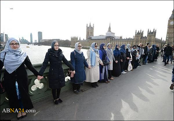 نساء مسلمات ينظمن سلسلة بشرية على جسر وستمنستر تضامناً مع ضحايا حادث لندن