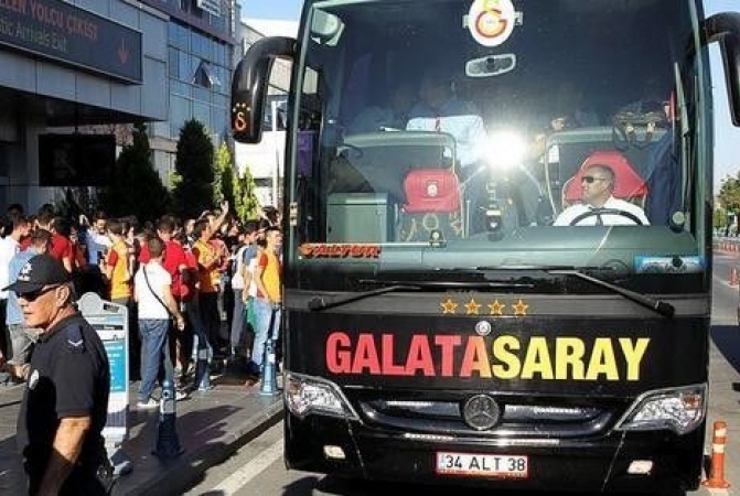 أبرز نادي لكرة القدم في تركيا يطرد اثنين من نجومه السابقين بتهمة تأييد "غولن"