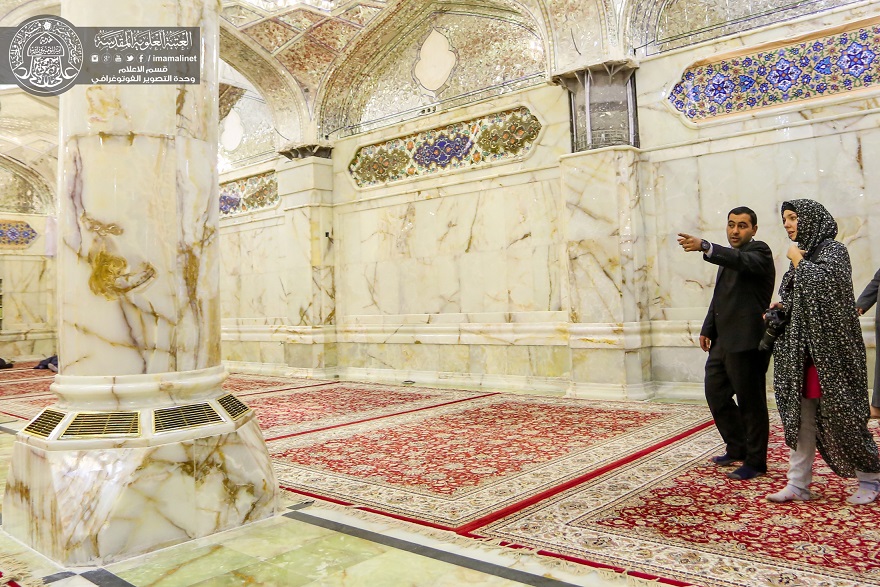 أنا منبهرة من رؤية الأجواء الروحية والإيمانية المنتشرة في أرجاء مرقد الإمام علي (ع) + (صور)