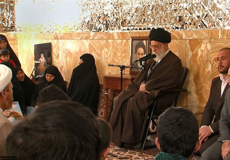 قائد الثورة الاسلامية يستقبل جمعا من أسر شهداء "لواء فاطميون" في مشهد المقدسة