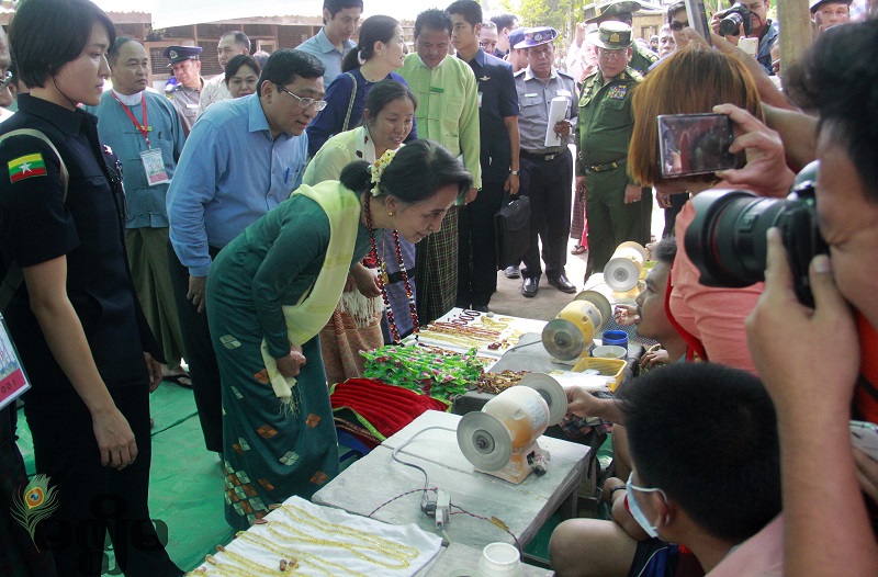 စစ္ေဘးေရွာင္စခန္းက ျပည္သူေတြကို အလုပ္ရွာေပးဖို႔ ျပည္နယ္အစိုးရကို ေဒၚစု တာဝန္ေပး
