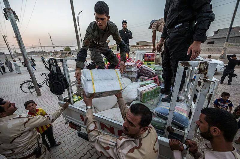 الحشد الشعبي يؤمن مساعدات لـ5500 اسرة نازحة غرب الموصل