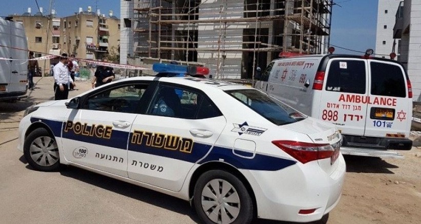 صهيوني يقطع رأس زوجته ويتجول به في الشارع + (فيديو)