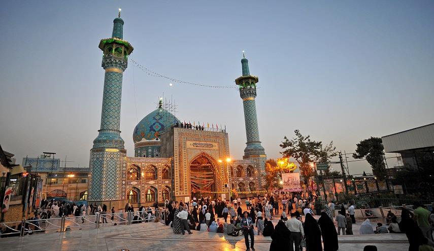 سويدي يعتنق الدين الاسلامي اثناء تواجده في مرقد السيد صالح بن الامام الكاظم (ع) بطهران