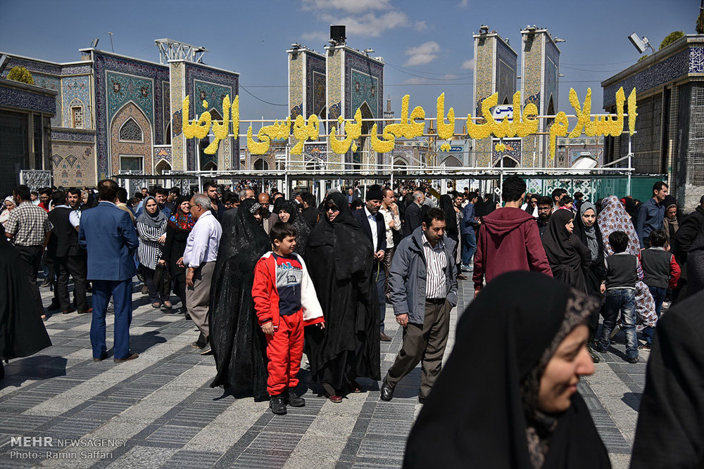 تصویری رپورٹ: نوروز کے مسافروں کی مشہد مقدس میں حرم امام رضا(ع) کی زیارت