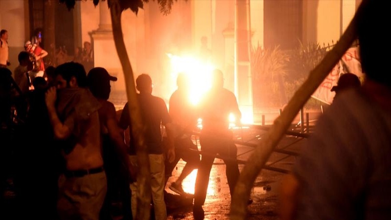Um morto, 30 feridos em protestos contra a reeleição no Paraguai