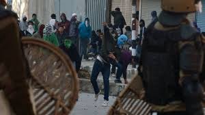 کشمیر؛ جمعہ کے روز احتجاجی مظاہرین اور سیکورٹی فورسز کے مابین جھڑپیں، درجنوں افراد زخمی