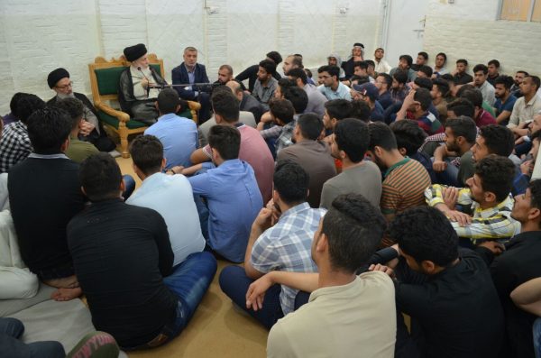 المرجع الحكيم يدعو الشباب للتآزر والتآخي والافتخار بعقيدتهم المستمدة من سيرة أهل البيت (ع)